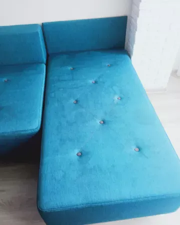 Диван із плямами до хімчистки
